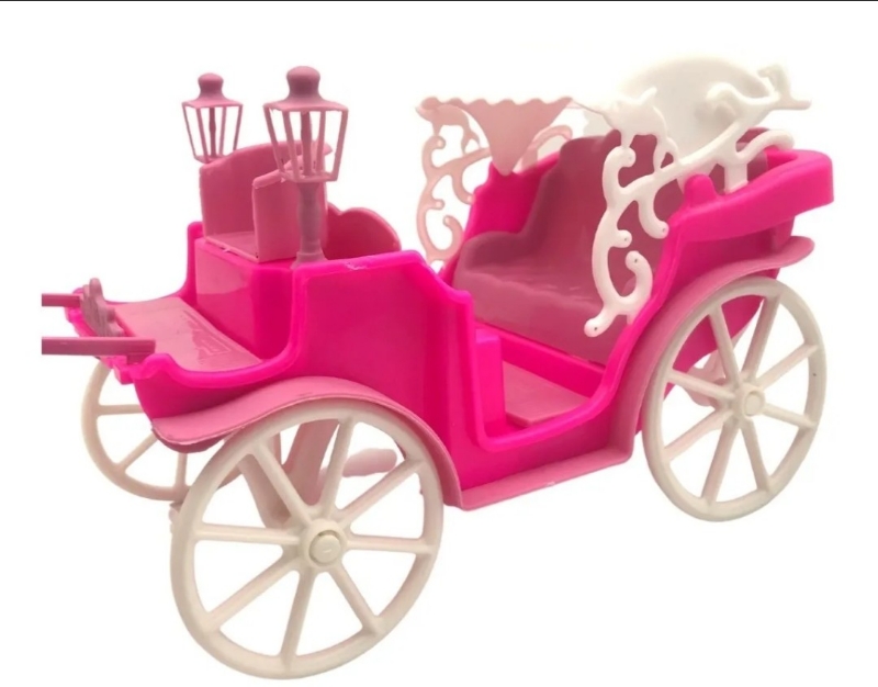 Três bonecas estão sentadas em carruagens de brinquedo rosa sala de jogos  no jardim de infância foto horizontal